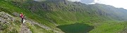 24 Visibile l'ampio tornante del sentiero 416 sulla costa di Valbona sopra il lago 